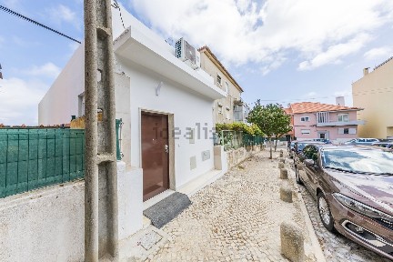 Moradia independente à venda em Almada