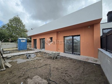Moradia independente à venda na Vila Nogueira de Azeitão