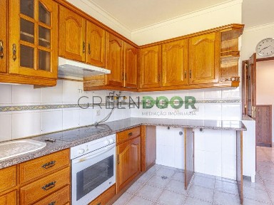 Arrendamento de apartamento T2 na Rua Distrito de Lobata