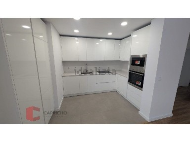 Arrendamento de apartamento T3 na Rua Rafael Bordalo Pinheiro, 30