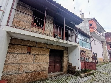 Casa de aldeia à venda na Rua Canto Roseiro s/n