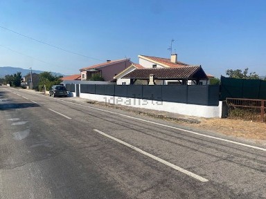 Moradia independente à venda na Estrada Nacional