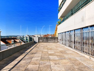 Apartamento T6 à venda na Rua Antero de Quental, 10