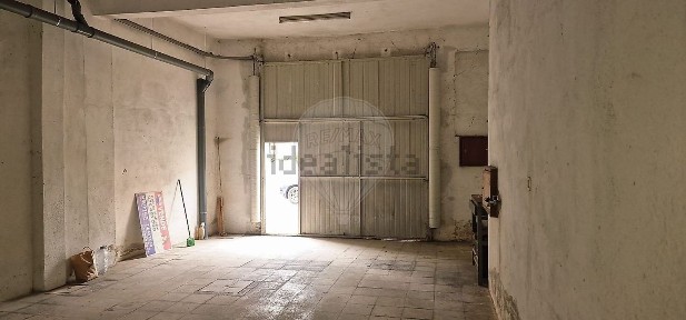 Armazém à venda na Rua Angola
