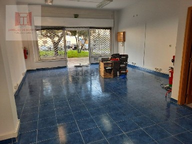Espaço comercial à venda na Rua António Albino Machado, 27