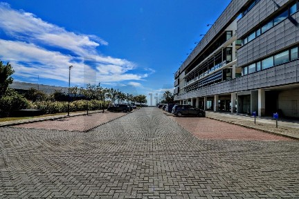 Espaço comercial com rentabilidade à venda na Avenida Jacques Delors, 1