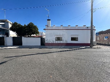 Moradia independente à venda na Rua Joaquim da Conceição Mota