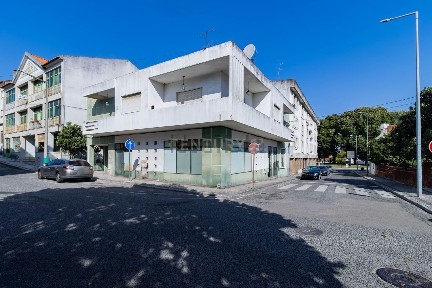 Apartamento T6 à venda na Rua Comandante Mário Branco Madeira, 16