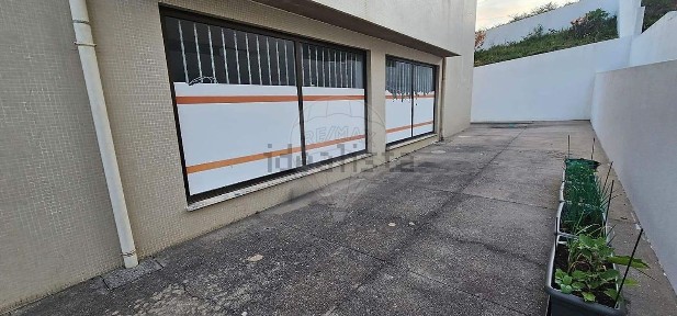 Espaço comercial à venda em Paços de Brandão