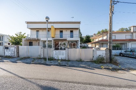 Moradia geminada à venda na Rua da Lagoa, 25