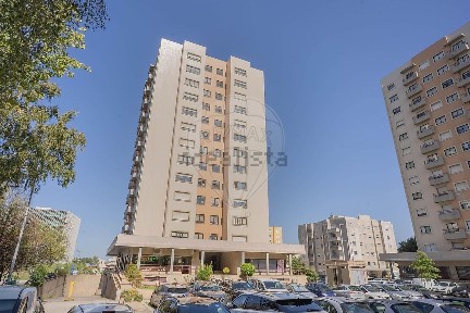 Arrendamento de apartamento T2 na Rua Professor Alberto Saavedra
