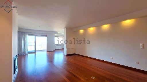 Arrendamento de apartamento T4 na Rua José Gomes Ferreira