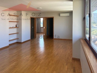 Arrendamento de apartamento T2 em Júlio Dinis - Hospital Militar