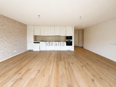 Arrendamento de apartamento T3 na Rua Margarida da Silva Cruz, 186