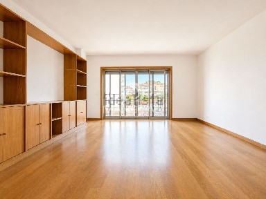 Arrendamento de apartamento T3 na Rua de Dom Pedro V, 113
