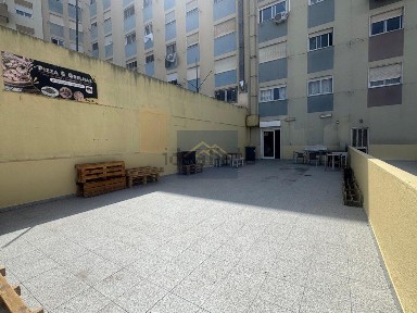 Espaço comercial à venda na Rua Maria Lamas