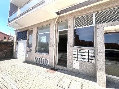Espaço comercial à venda na Rua Nova de Finzes