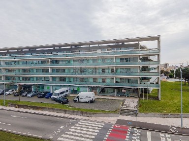 Espaço comercial à venda na Rua 25 de Abril