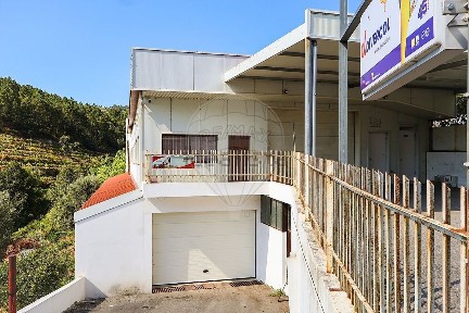 Armazém à venda no Largo Santa Marinha