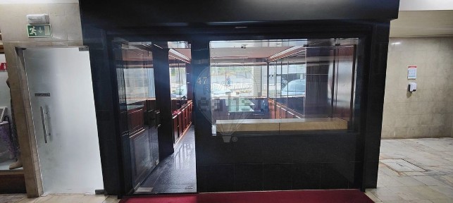 Espaço comercial à venda na Rua de Júlio Dinis