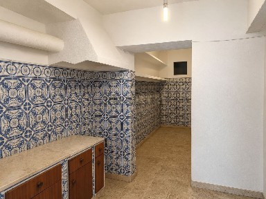 Arrendamento de armazém no Largo Carlos da Maia