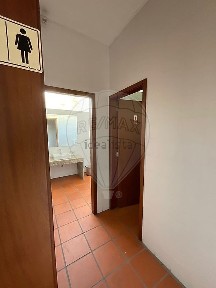 Arrendamento de armazém na Rua Fontaínhas