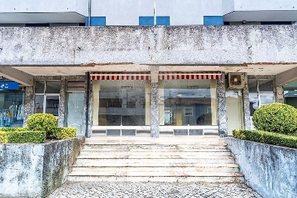 Arrendamento de espaço comercial na Rua Açores