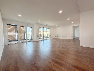 Apartamento T3 à venda na Rua de Cascais