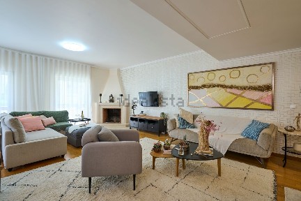 Apartamento T4 à venda na Avenida do Mediterrâneo