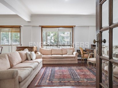 Apartamento T5 à venda na Av. Brasil - São João de Brito
