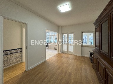 Apartamento T2 à venda no Alto dos Moinhos