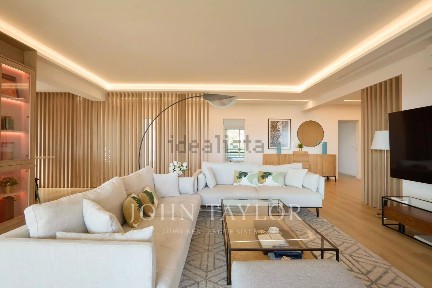 Apartamento T5 à venda na Avenida General Carmona