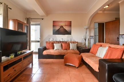 Apartamento T3 à venda na Avenida Dom António Correia de Sá s/n