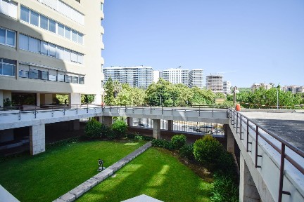 Apartamento T3 à venda na Avenida General Norton de Matos
