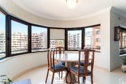 Apartamento T3 à venda na Rua Abranches Ferrão