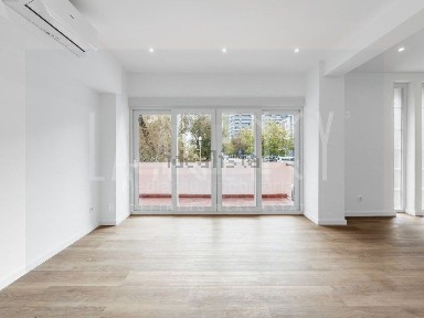 Apartamento T4 à venda na Praça Cidade Salazar