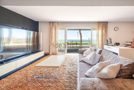 Apartamento T4 à venda na Rua Avencas, 92