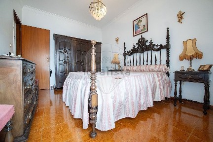 Apartamento T3 à venda na Rua do Sarra