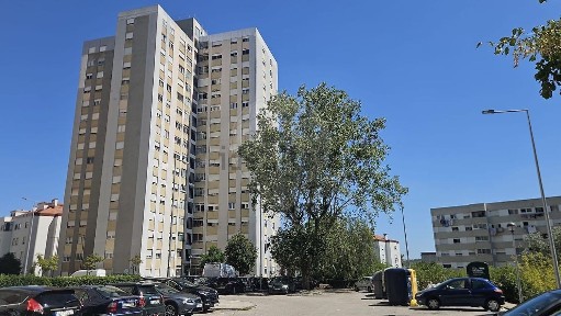 Apartamento T4 à venda na Praça António Nobre