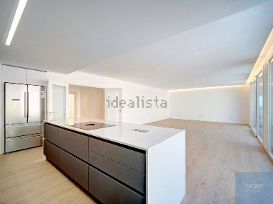Apartamento T3 à venda na Rua Sampaio Bruno