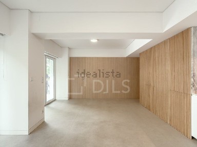 Apartamento T1 à venda na Rua Barata Salgueiro