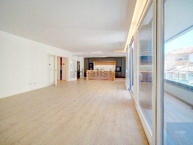 Apartamento T3 à venda na Rua Sampaio Bruno
