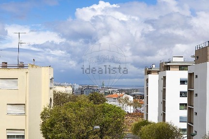 Apartamento T2 à venda na Rua Carlos Gentil, 590 a