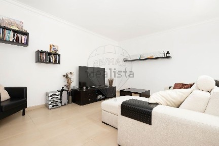 Apartamento T3 à venda na Rua Rainha Santa