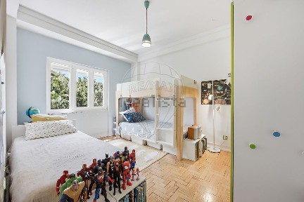 Apartamento T4 à venda na Avenida Sacadura Cabral