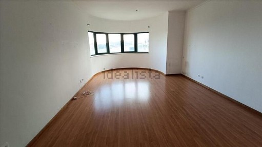 Apartamento T3 à venda na Rua Padre José Martins, 12