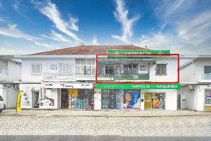 Apartamento T4 à venda na Rua Comandante Carvalho Araújo, 1