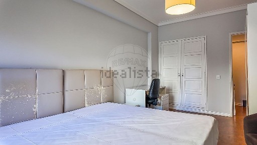 Apartamento T5 à venda na Rua Alexandre Ferreira