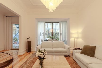 Apartamento T3 à venda na Avenida Ressano Garcia