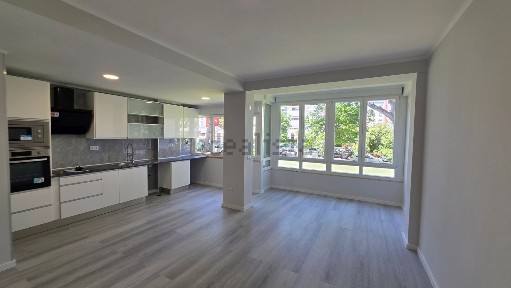 Apartamento T2 à venda na Rua António Sérgio, 10
